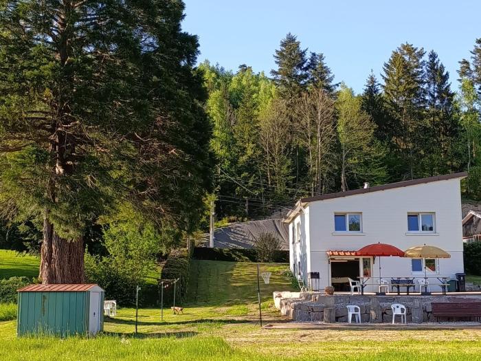 Maison spacieuse avec spa et terrain de jeux en lisière de forêt - FR-1-589-757