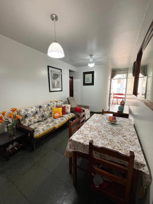 Lindo Apto na Praia do Morro, com ar condicionado, 2 quartos e 2 varandas, bem equipado com utensilios e super aconchegante