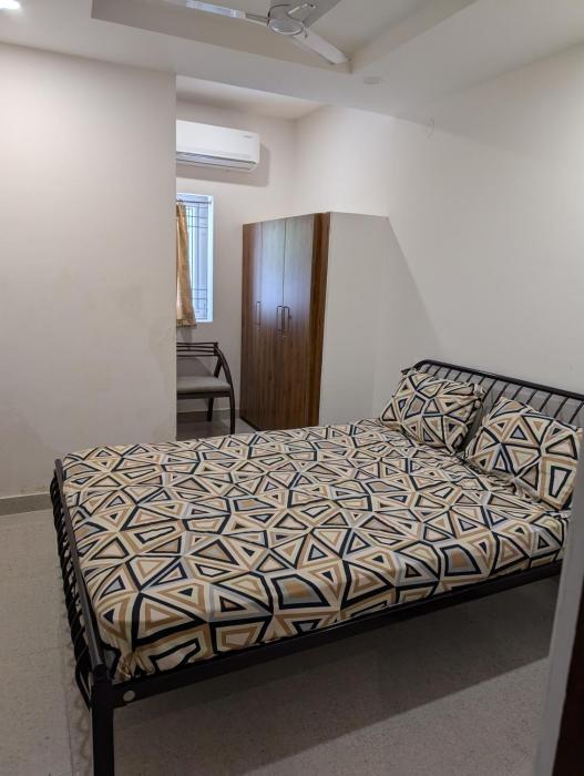 Cozy 2-Bedroom Flat with Wi-Fi & AC