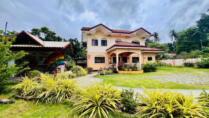 Chateau La Princesa rooms with garden, Bar & billiard