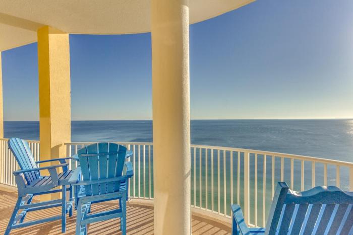 Beachfront Condo with Resort Amenities and Ocean Views