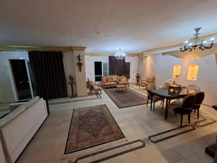 شقه مفروشه فرش راقى فندقى بجوار جميع الخدمات الترا سوبر لوكس على عباس العقاد الرئيسى بجوار جميع الخدمات سوبر ماركت سعودى ومستشفى دار الح?