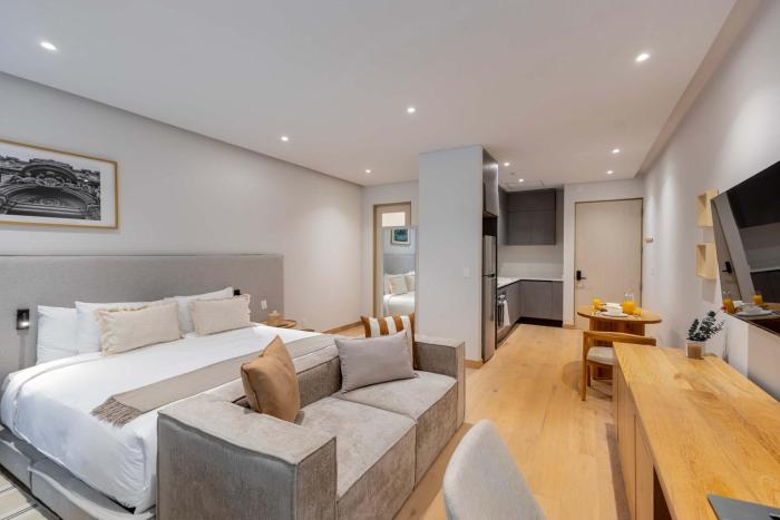 T02 Capitalia Cozy Studio with Gym and Rooftop Retreat