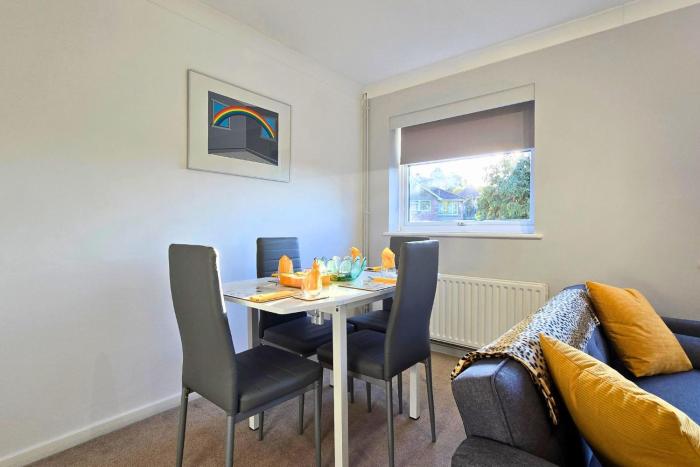 Delightful first floor two bed apartment five minutes walk from Dorking town centre