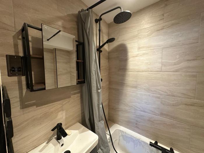 Large room private bath NW London Harrow