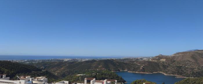 Newly built townhouse with spectacular sea views in an idyllic setting just 15 min from Marbella