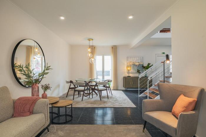 Casa Moderna - New Stylish Home with Private Outdoor Dining Patio, AC, Washer and Dryer - Near Beach & Shops