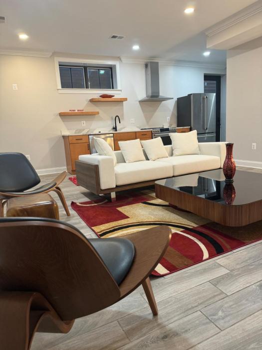 Luxury City 2bed 2bath Apt Sleeps 6 walk to Metro