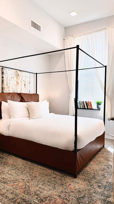 Spacious 3B2B Downtown Apt, Kitchen and Laundry, Walk to PPAC & Convention Center