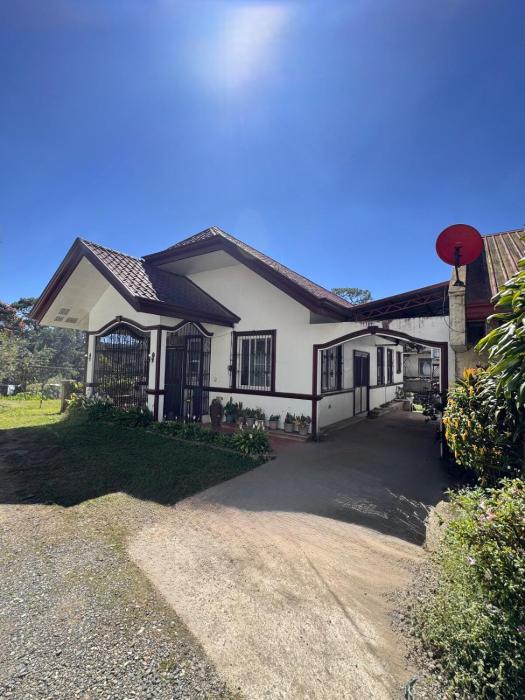 Pet Friendly 2 Bedroom Home near Pink Sisters and Brent School