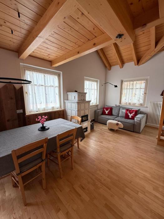 Elegante Appartamento in Campitello fi Fassa