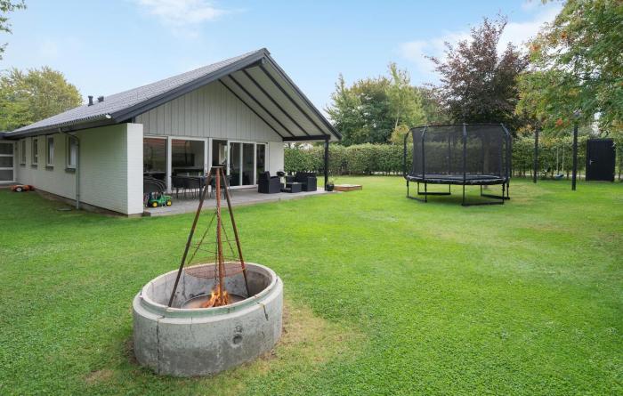 3 Bedroom Amazing Home In Lundby