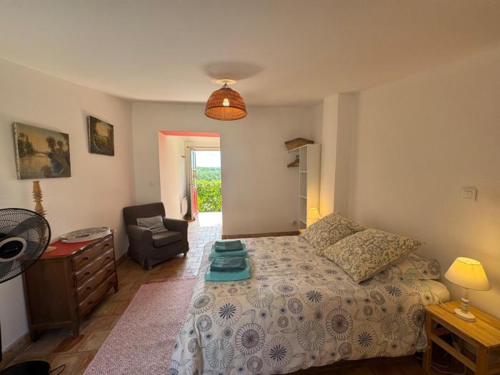 Studio Ouest - Chambre avec vue vignoble - Domaine viticole Château Barbebelle Rognes - Proche dAix-en-Provence