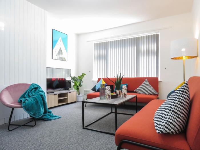 Tudors eSuites - 4 Bedroom House with Garden & 9 Beds #29B