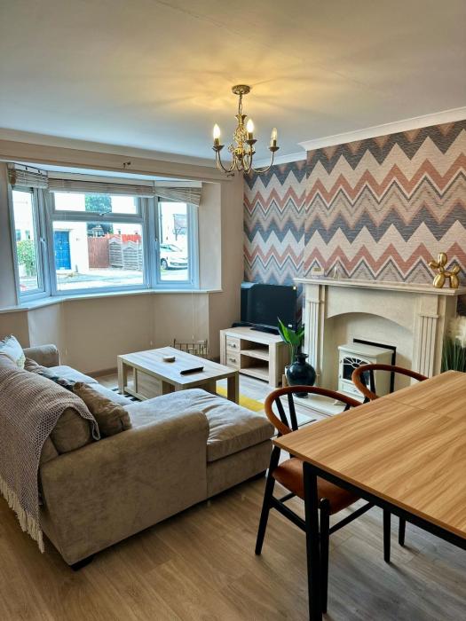 Last Min Staycation, Wolverhampton, 3 BR, Parking