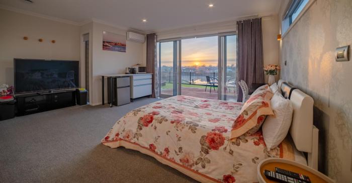 Lake view, private access room & private Bathroom