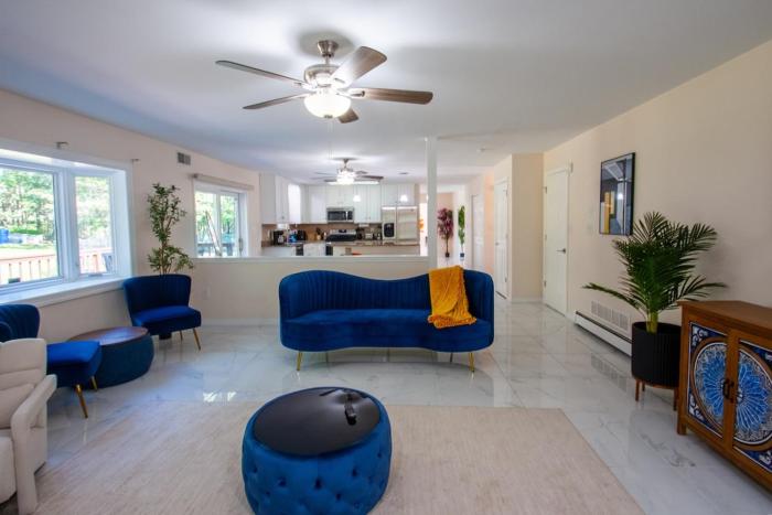 Huge Pocono Dreamhouse 4 bedrooms 12 guests