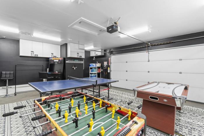 Story Time Hot Tub Game Room EV Charger Back Up Generator Mountain Luxury