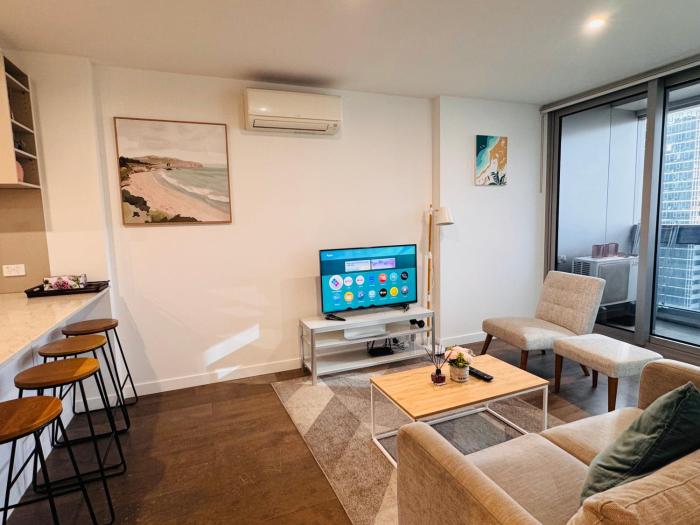 Modern CBD Apartment - Pool, Gym & Laneway Dining