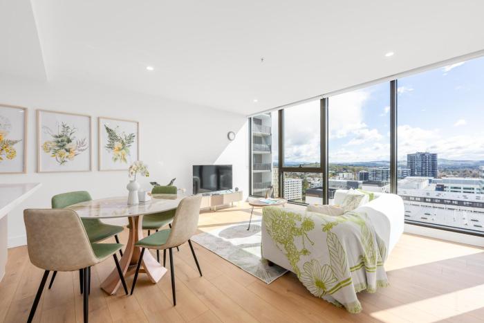 Sunny Woden Apt, Near Hospital, Mall w Parking