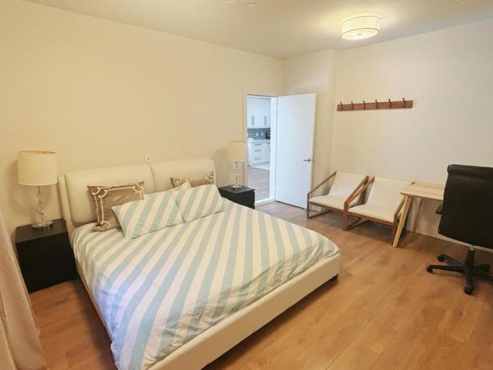 5 mins walk to beach! Lovely, spacious bedroom near Beach, Stanley Park, Cypress Mountain, Downtown Vancouver, Grouse Mountain