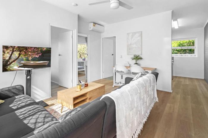 Charming 2-Bed Near River & City