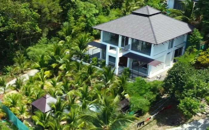 Salad Beach Villa - private sunsets, seaviews, palm trees