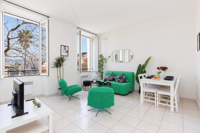 BnGo I Emerald Suite I 6 pax, center