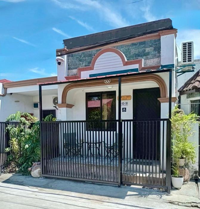 Santa Cosy villa private unit A - 2BR Apt Fast Wi-Fi, Netflix included hot showers