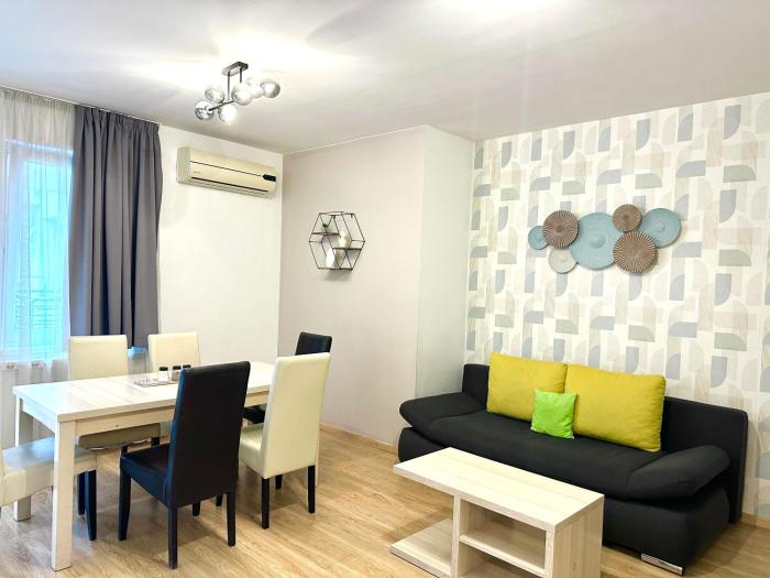 Prime Stay - Modern 2 Bedroom Family Apartment with Balcony & Parking Included