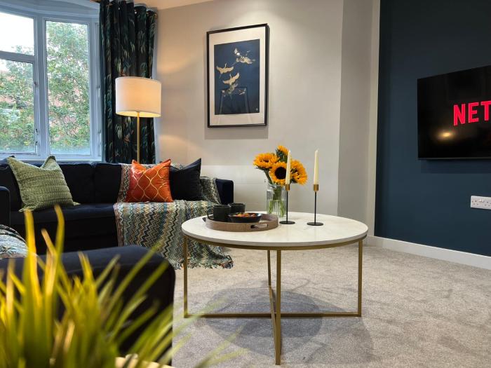 The Aviary - Lower - Spacious 3 bed Apartment