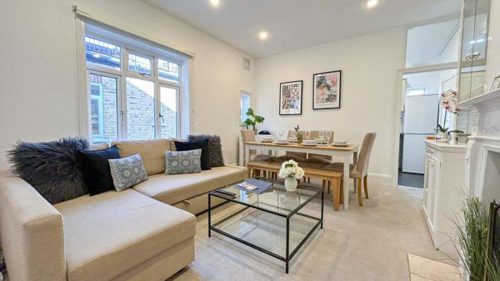 Lovely 3 bedroom maisonette with private roof terrace in Hammersmith near Brook Green by NourNest Apartments