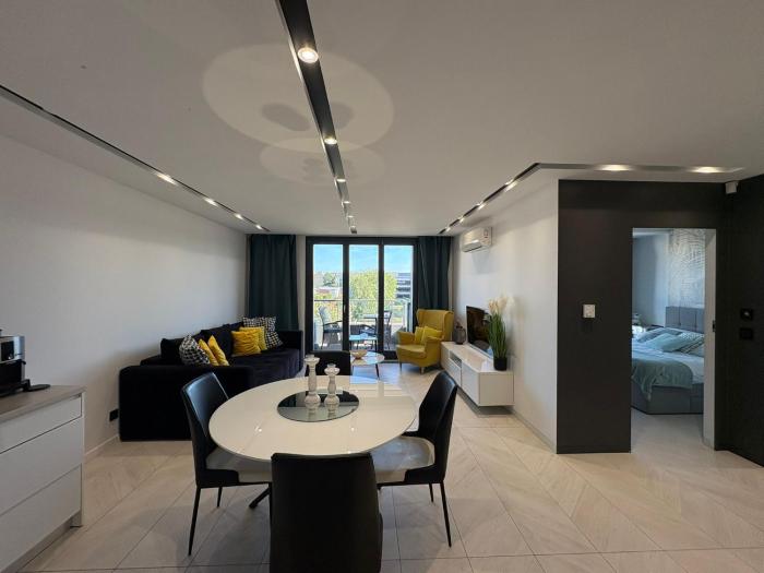 Beautiful apartment with air conditioning, balcony and underground garage