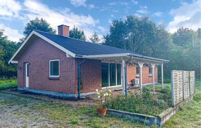 Amazing Home In Glesborg With Wifi