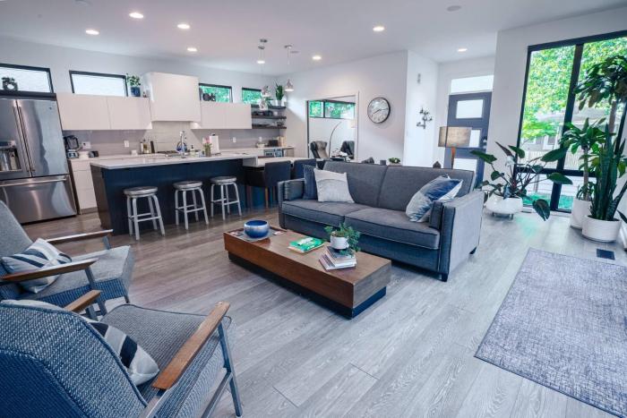 3 bed 3 bath Modern Luxury Home with Hot Tub and Rooftop Patio