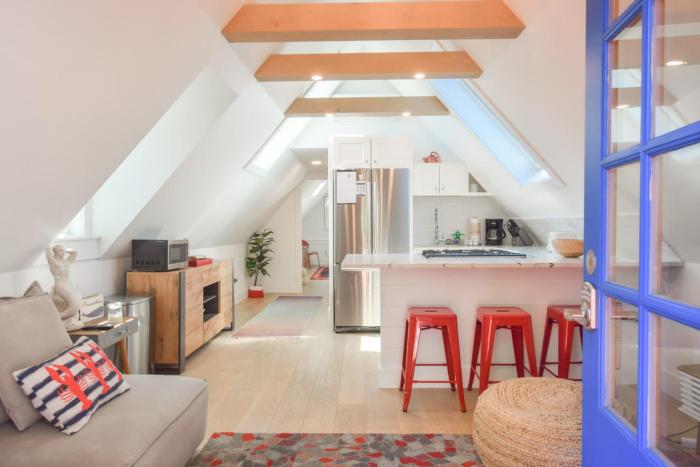 1 Min Walk to Water Town Deck and A C