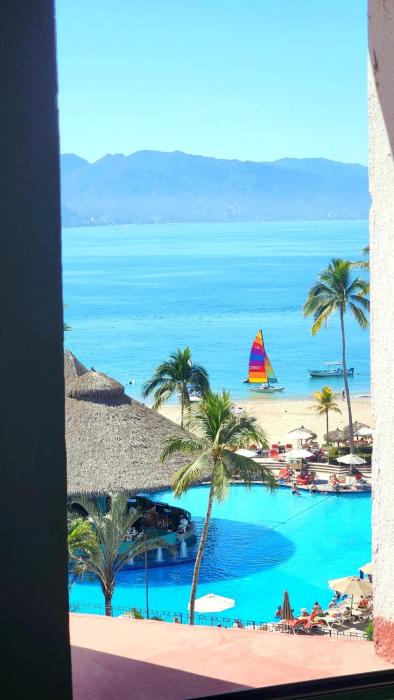 Ocean View 2BR Apt at Resort, 1 Block to the Beach