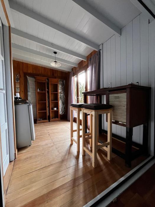 Cabaña vista a la sierra rodeada de verde