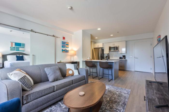 Spacious Apartment On Water