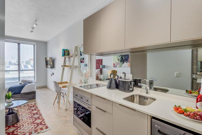 One Rosebank Studio Apartment- Triple 5 Haus