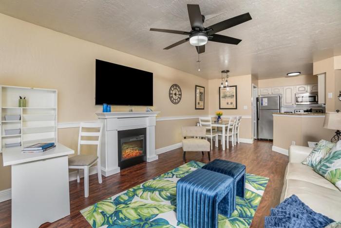 Elegant Ground Floor King Bed Condo - ME2