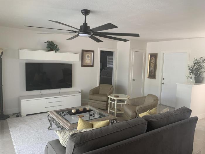 Charming 2BR Pool Home Near Manasota Key