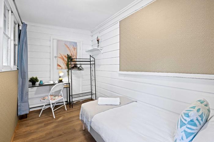 Boutique Single Room - Centrally Located at Granville -In Courtyard - Shared Bathroom & Kitchen