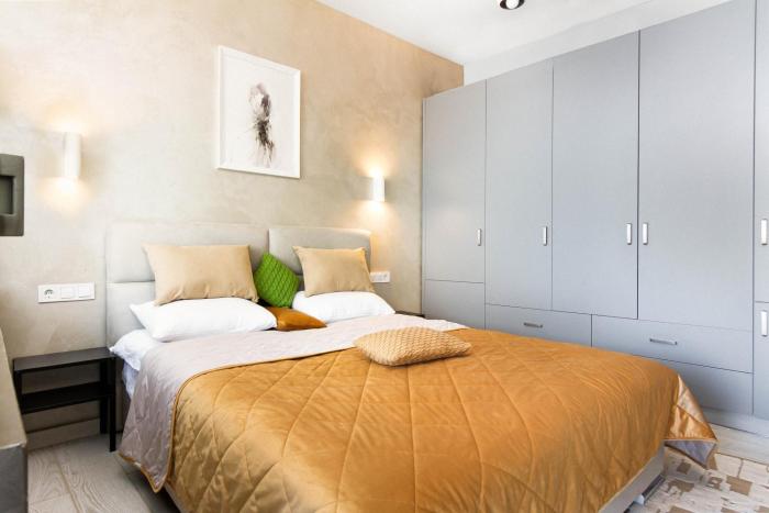 Razor Apartment with Terrace, Kamanina