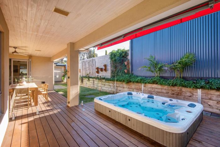 Luxury and Style on Pasadena with large spa