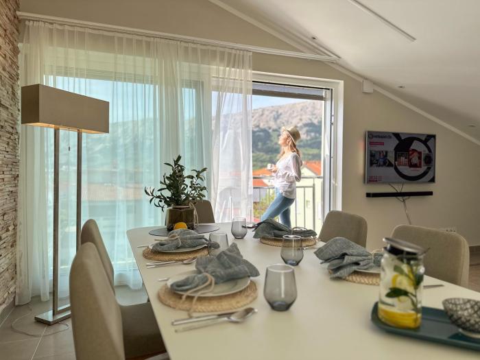 KIANA - Apartment Baska mit Dachterrasse, Meerblick sowie große Poolarea