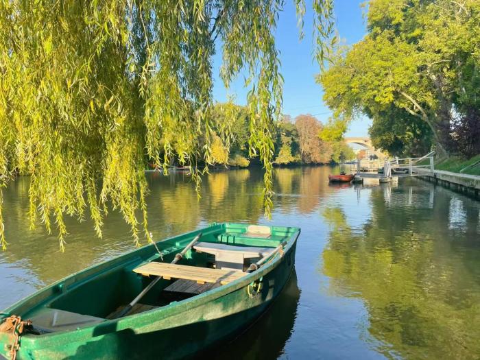 Charming riverside Independent Cottage with garden near Paris and Disneyland