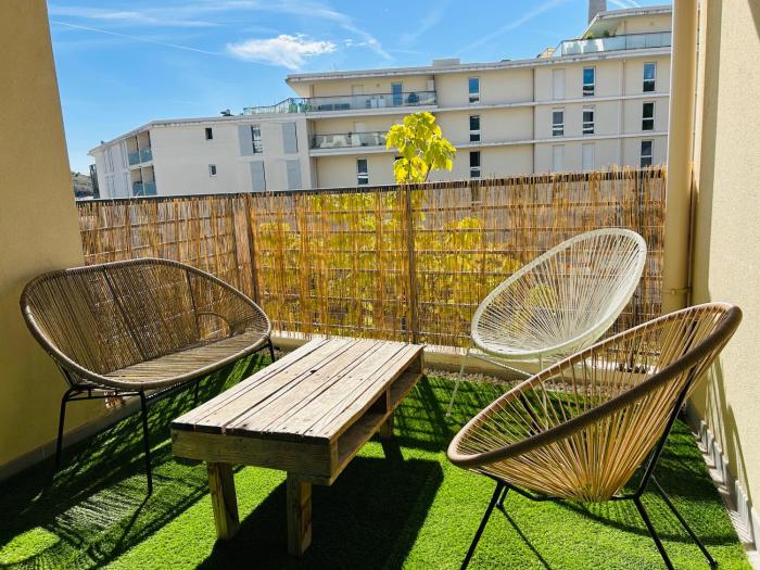 T2 tout neuf avec Parking à 10km dAix et Marseille