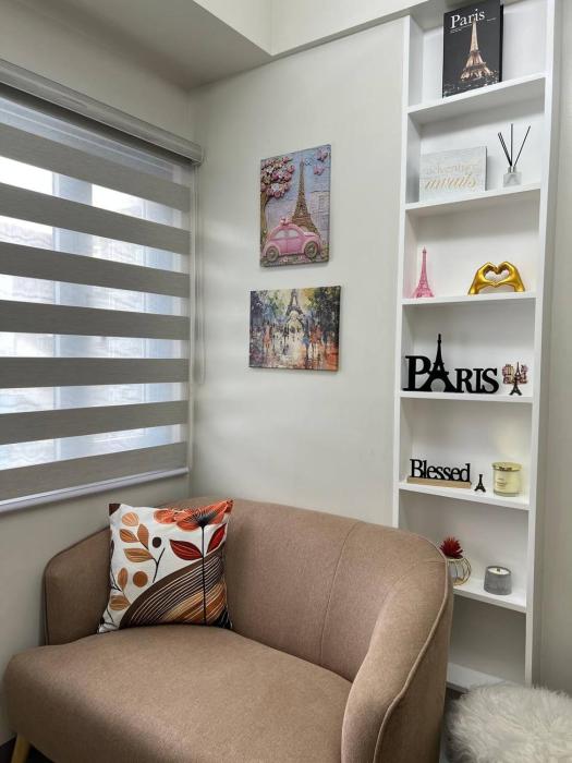 Paris Theme Near Ayala Feliz Mall 2BR Netflix Internet with Pool Parking Fee