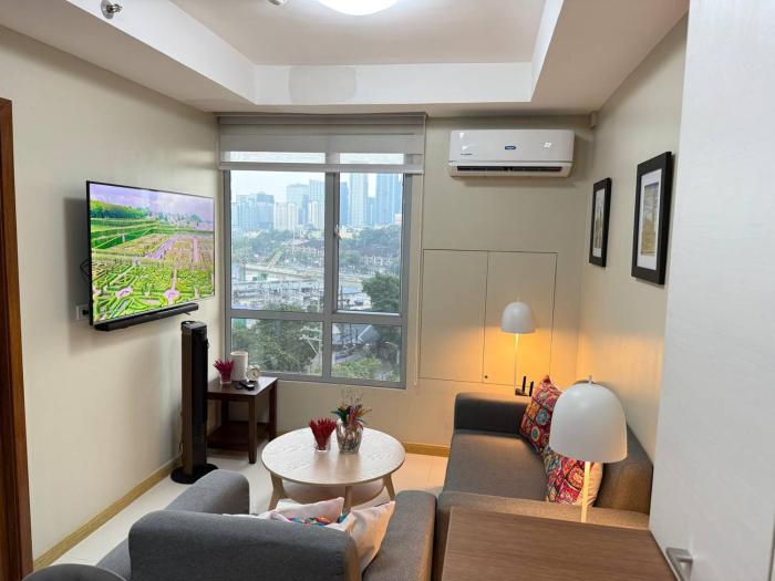 European Vibe 1BR Great River City View Free Pool Gym Internet Netflix